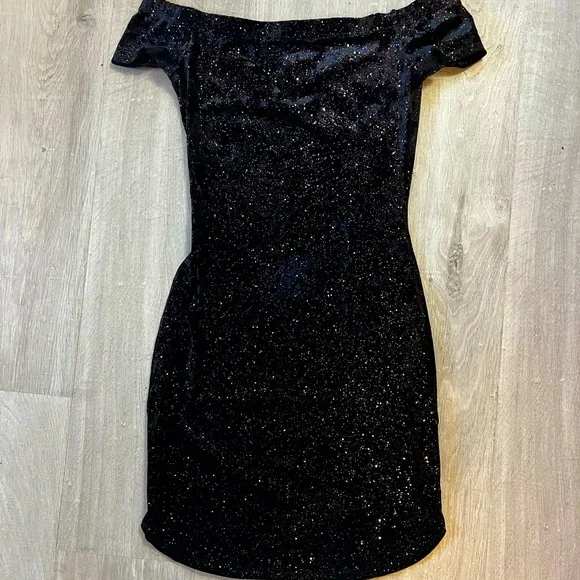 velvet off shoulder sparkle body con - Picture 2 of 3